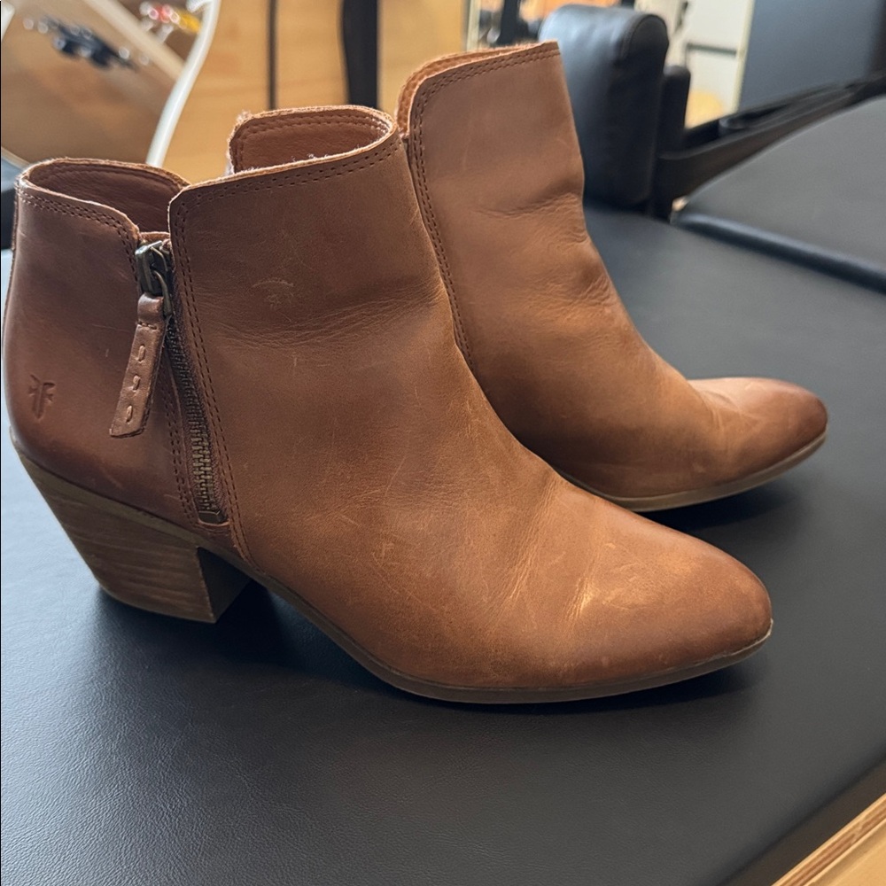 Frye Judith Double Zip Brown Leather Booties Sz 7 Side zippers, block heel
